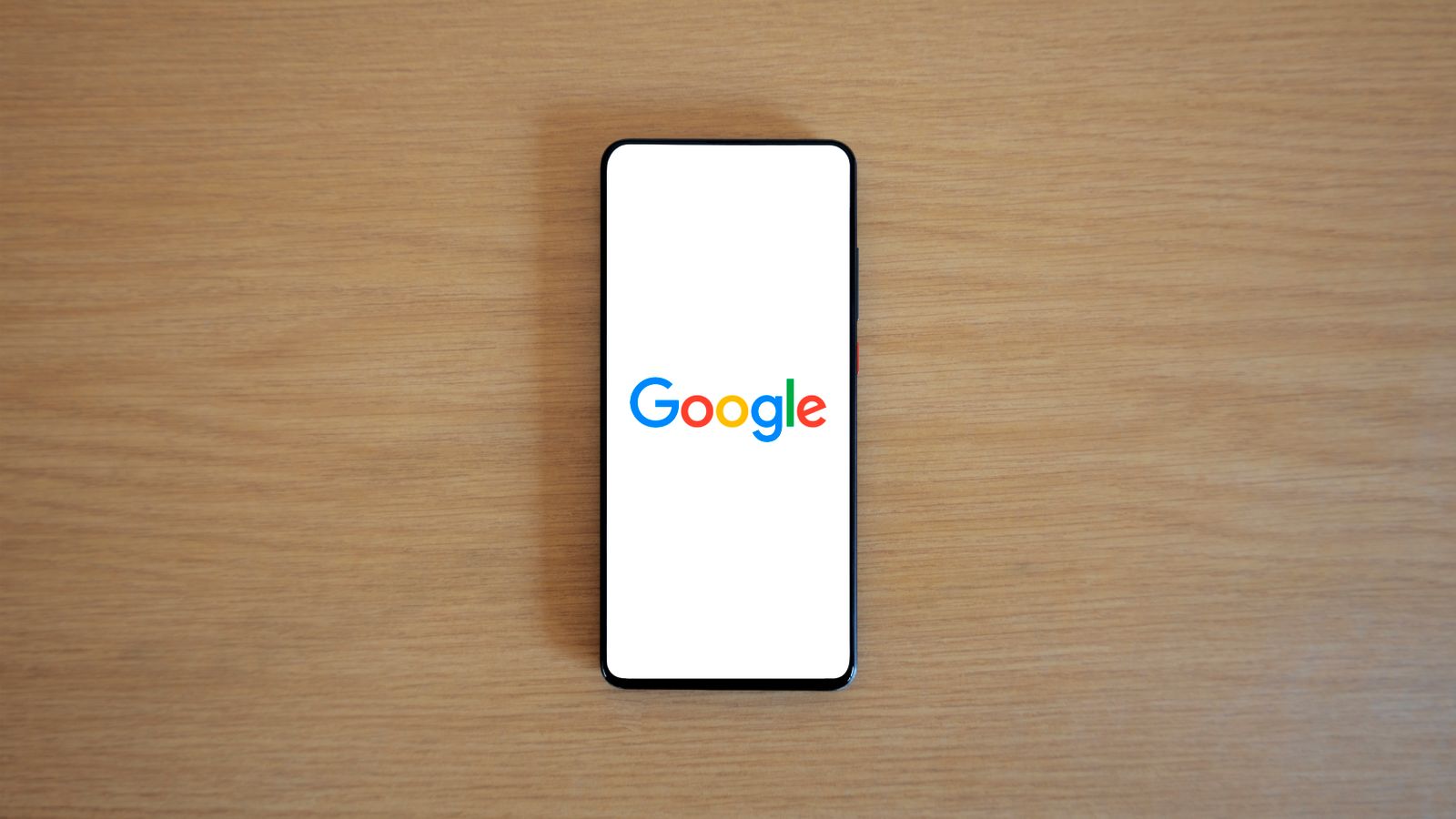 Celular sobre a mesa com a página do Google aberta